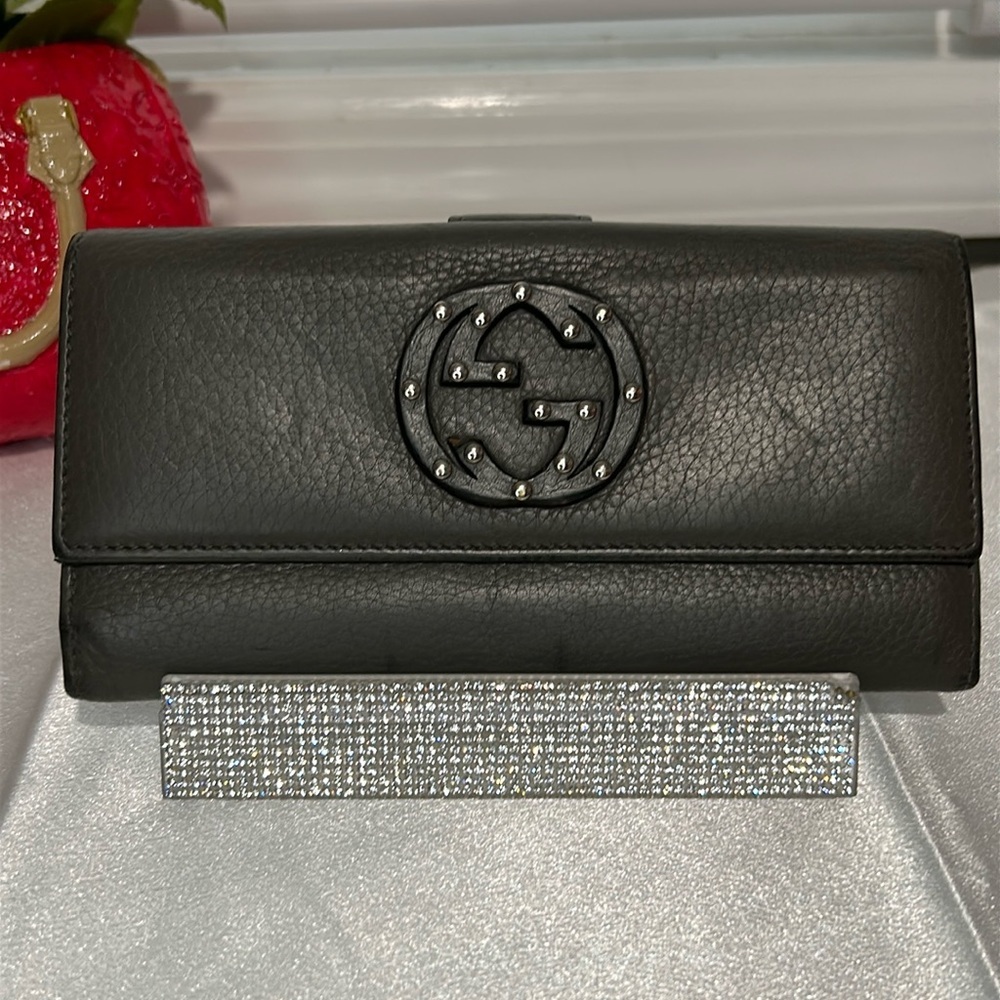 EUC Gucci gray studded soho leather wallet